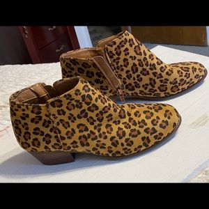 Refresh, size 6, suede like ankle boot like new